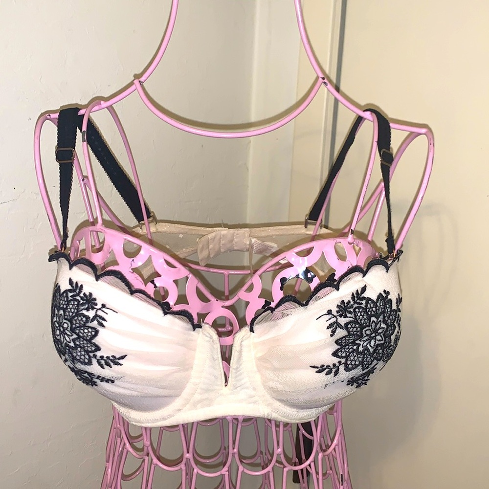 Gilligan & O' Malley Cream/Black lace embroidered bra- 36B